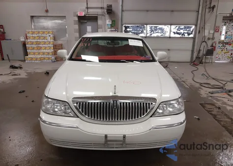 2006 Lincoln Town Car Signature z USA, uszkodzony, nr VIN 1LNHM81W26Y651130
